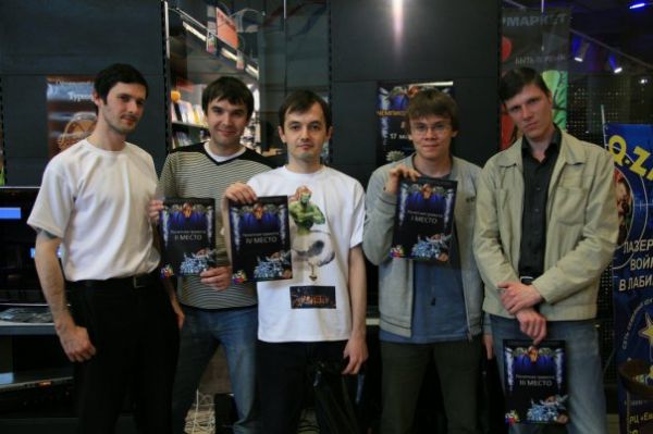 Занял 1ое место на чемпе по Soul Calibur 4 в Калининграде,я второй слева(17.05.2009г)